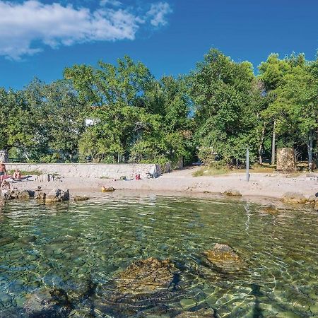 2 Bedroom Cozy Apartment In Omišalj Eksteriør billede