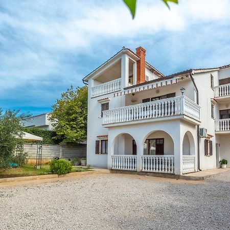 2 Bedroom Cozy Apartment In Omišalj Eksteriør billede