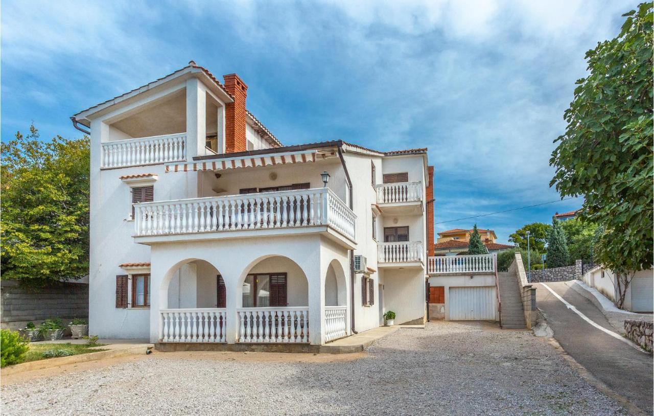 2 Bedroom Cozy Apartment In Omišalj Eksteriør billede