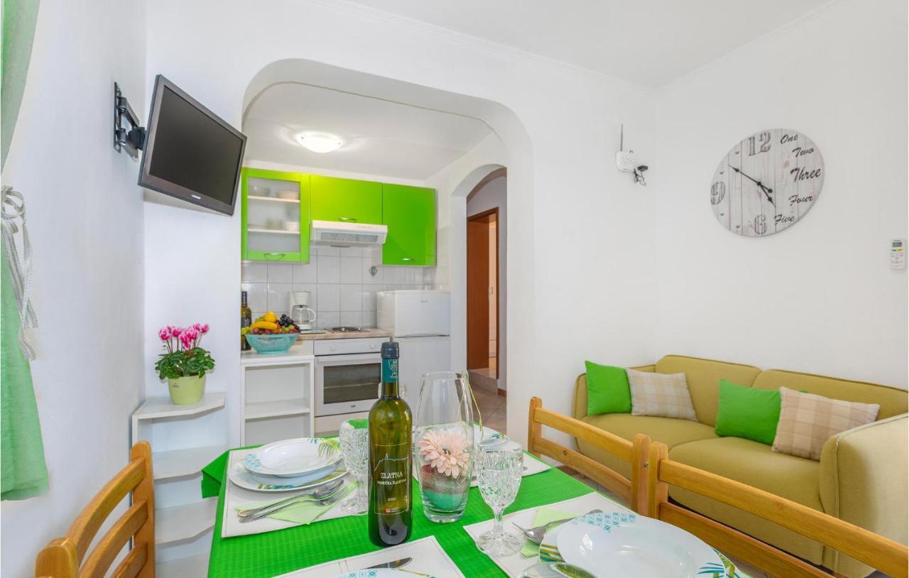 2 Bedroom Cozy Apartment In Omišalj Eksteriør billede
