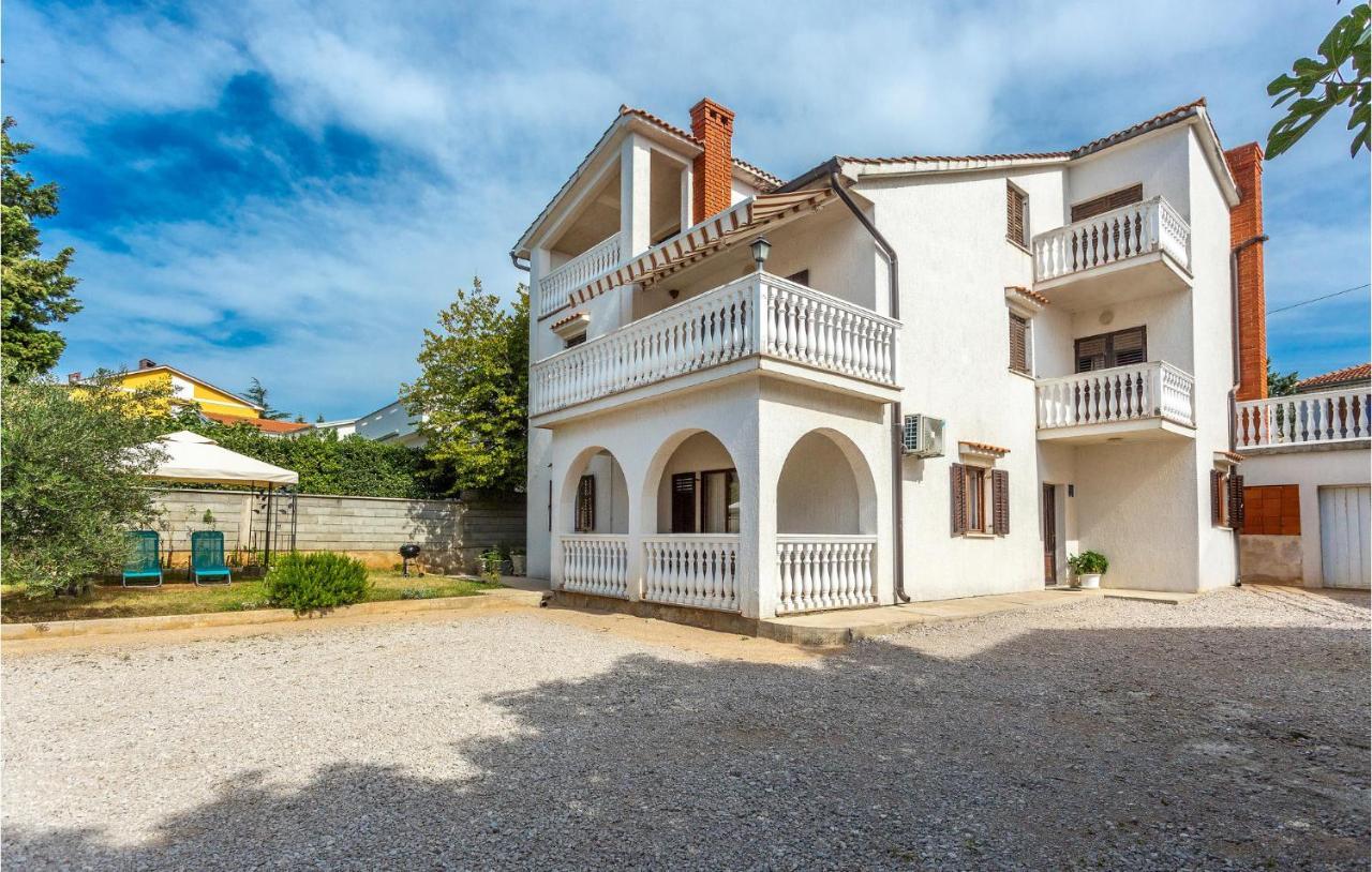 2 Bedroom Cozy Apartment In Omišalj Eksteriør billede