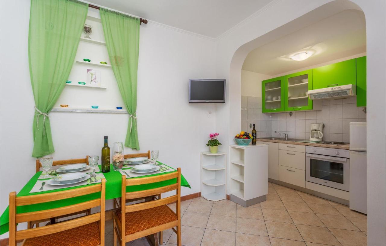 2 Bedroom Cozy Apartment In Omišalj Eksteriør billede