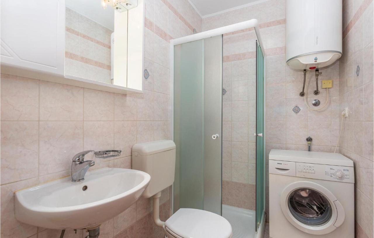2 Bedroom Cozy Apartment In Omišalj Eksteriør billede