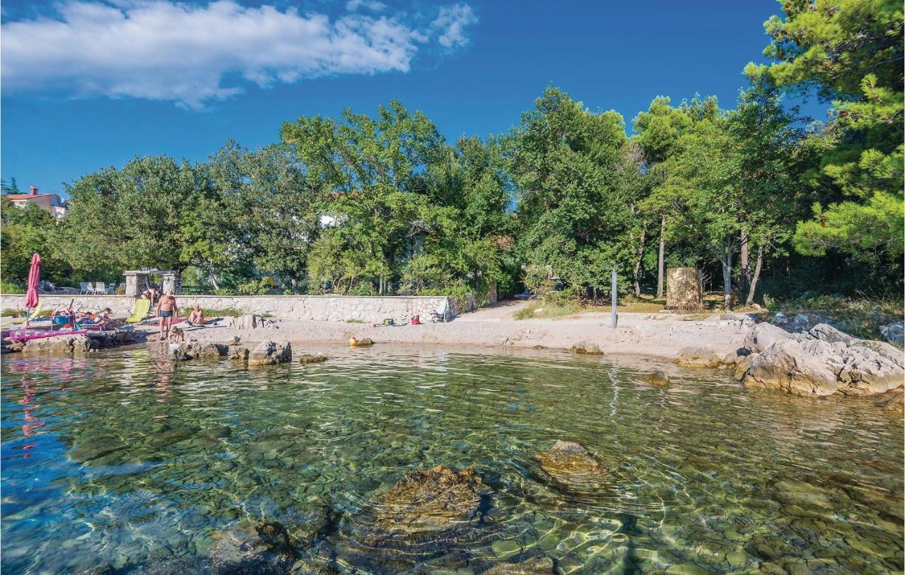 2 Bedroom Cozy Apartment In Omišalj Eksteriør billede