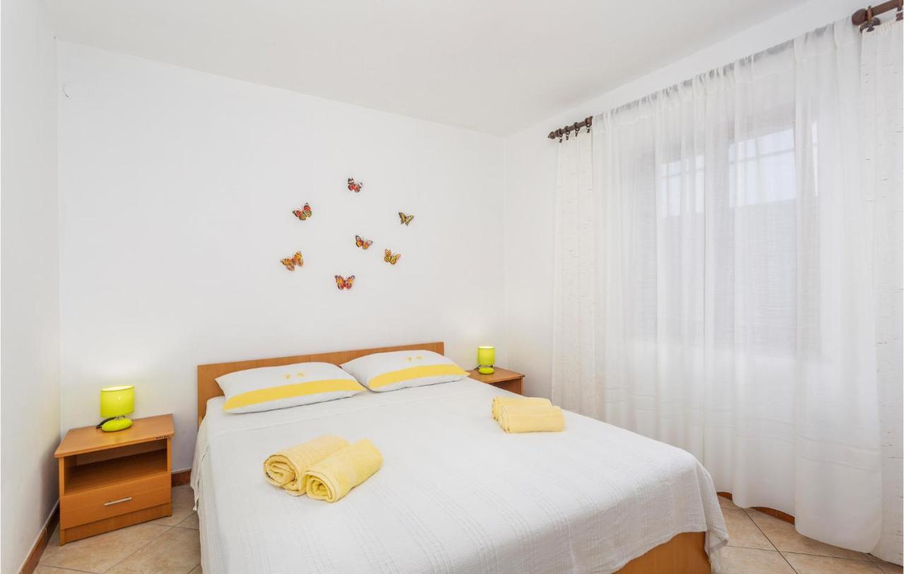2 Bedroom Cozy Apartment In Omišalj Eksteriør billede