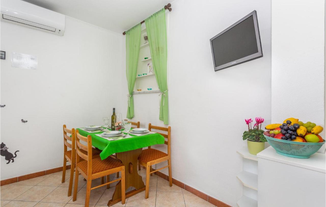 2 Bedroom Cozy Apartment In Omišalj Eksteriør billede