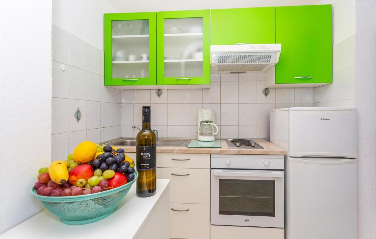 2 Bedroom Cozy Apartment In Omišalj Eksteriør billede