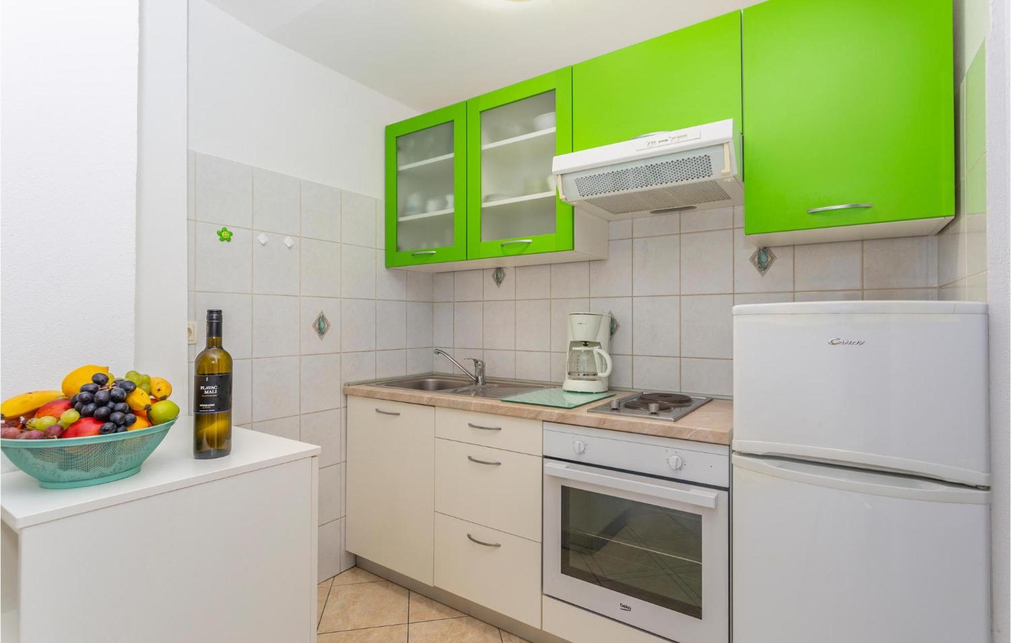2 Bedroom Cozy Apartment In Omišalj Eksteriør billede