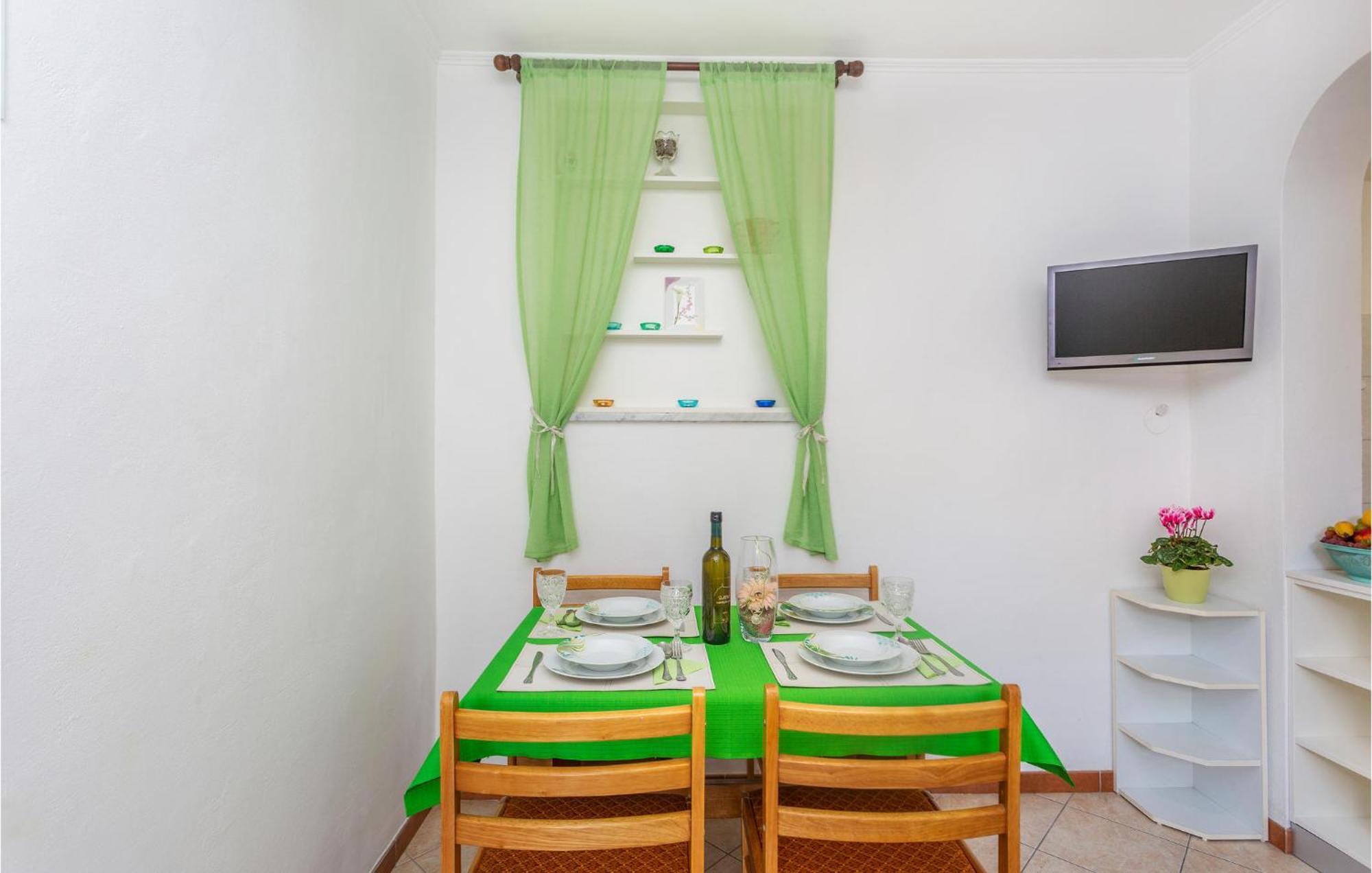2 Bedroom Cozy Apartment In Omišalj Eksteriør billede