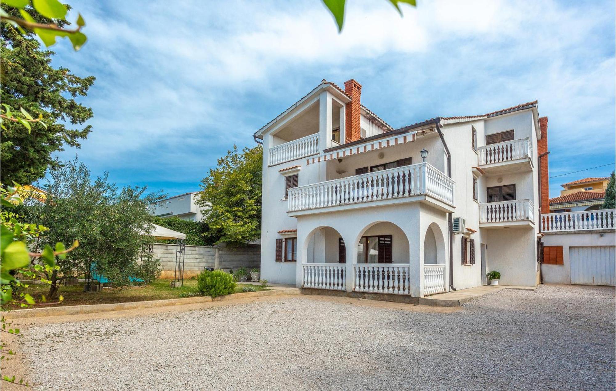 2 Bedroom Cozy Apartment In Omišalj Eksteriør billede